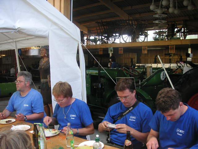 Freeliner fotografiert sein Essen fuer die Nachwelt.jpg